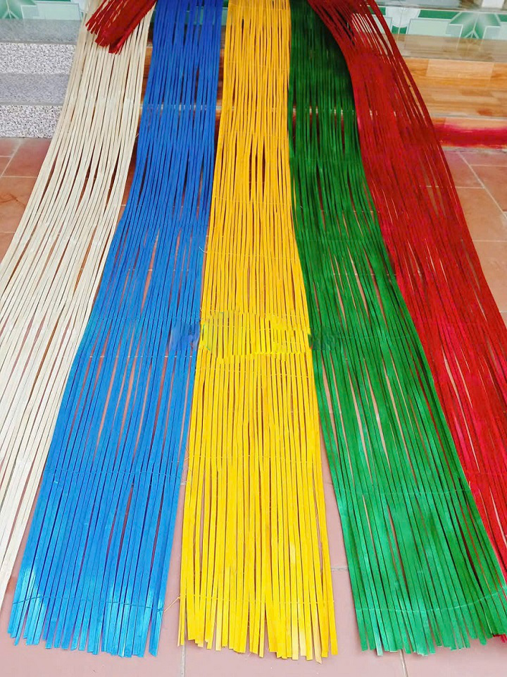 Phên tre uốn dẻo nhiều màu trang trí